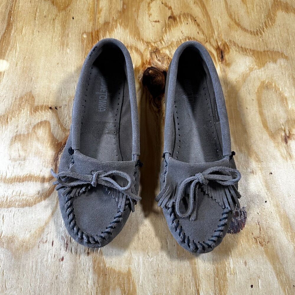 Minnetonka Kilty Hardsole Grey Suede Fringe Moccasins - Size 7.5